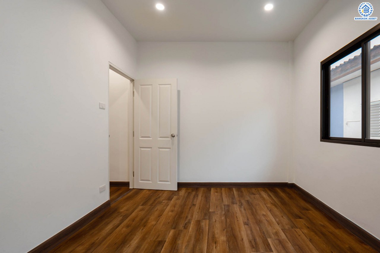 บ้านมือสองตกแต่งใหม่ โครงการ บ้านทอฝัน พิบูลย์สงคราม พร้อมอยู่ เนื้อที่ 16 ตร.ว. ฟังก์ชัน 3 ห้องนอน 2 ห้องน้ำ จอดรถได้ 1 คัน บนสุดยอดทำเล! เชื่อมถนนพิบูลย์สงคราม, วงศ์สว่าง, นครอินทร์ และติวานนท์ ใกล้จุดขึ้นทางด่วนศรีรัช-วงแหวนรอบนอก และรถไฟฟ้า "สถานีแยกติวานนท์"...